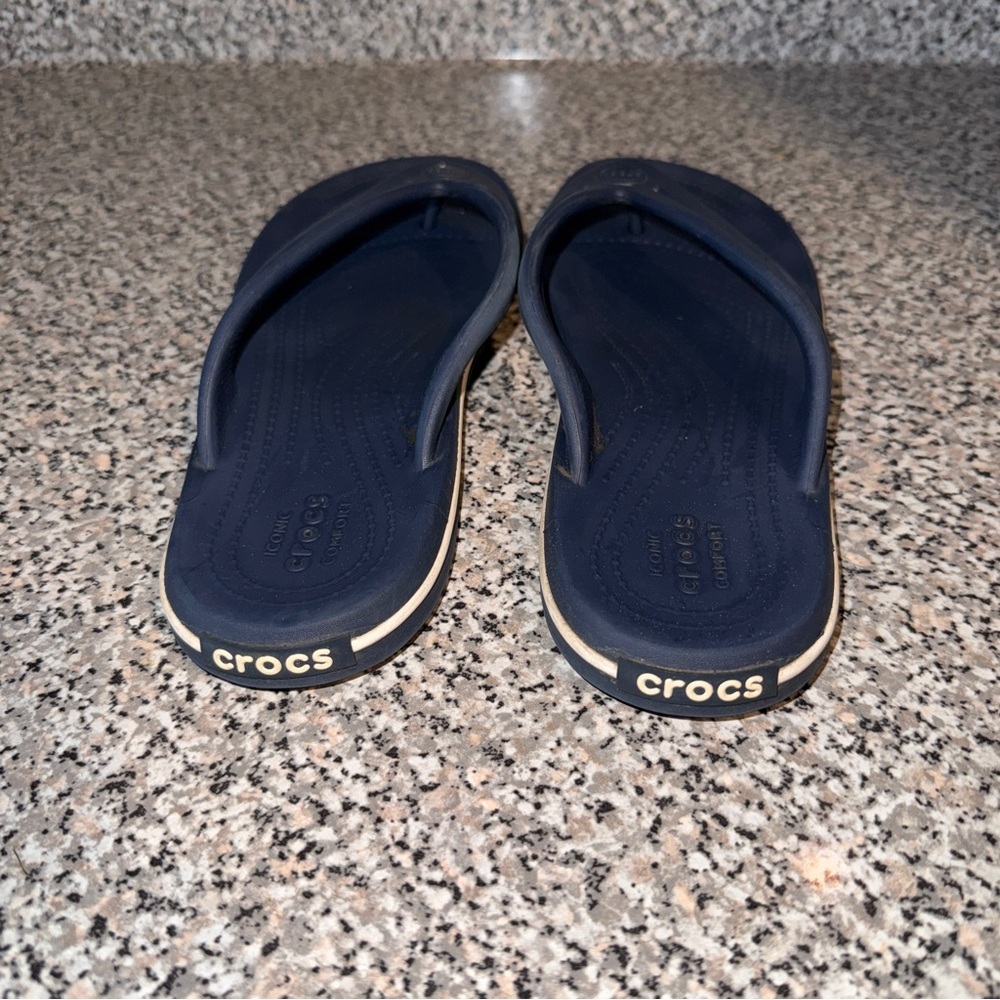 CROCS Blue Sandals with Y-Shaped Strap and Minimalist Design - Picture 4 of 5